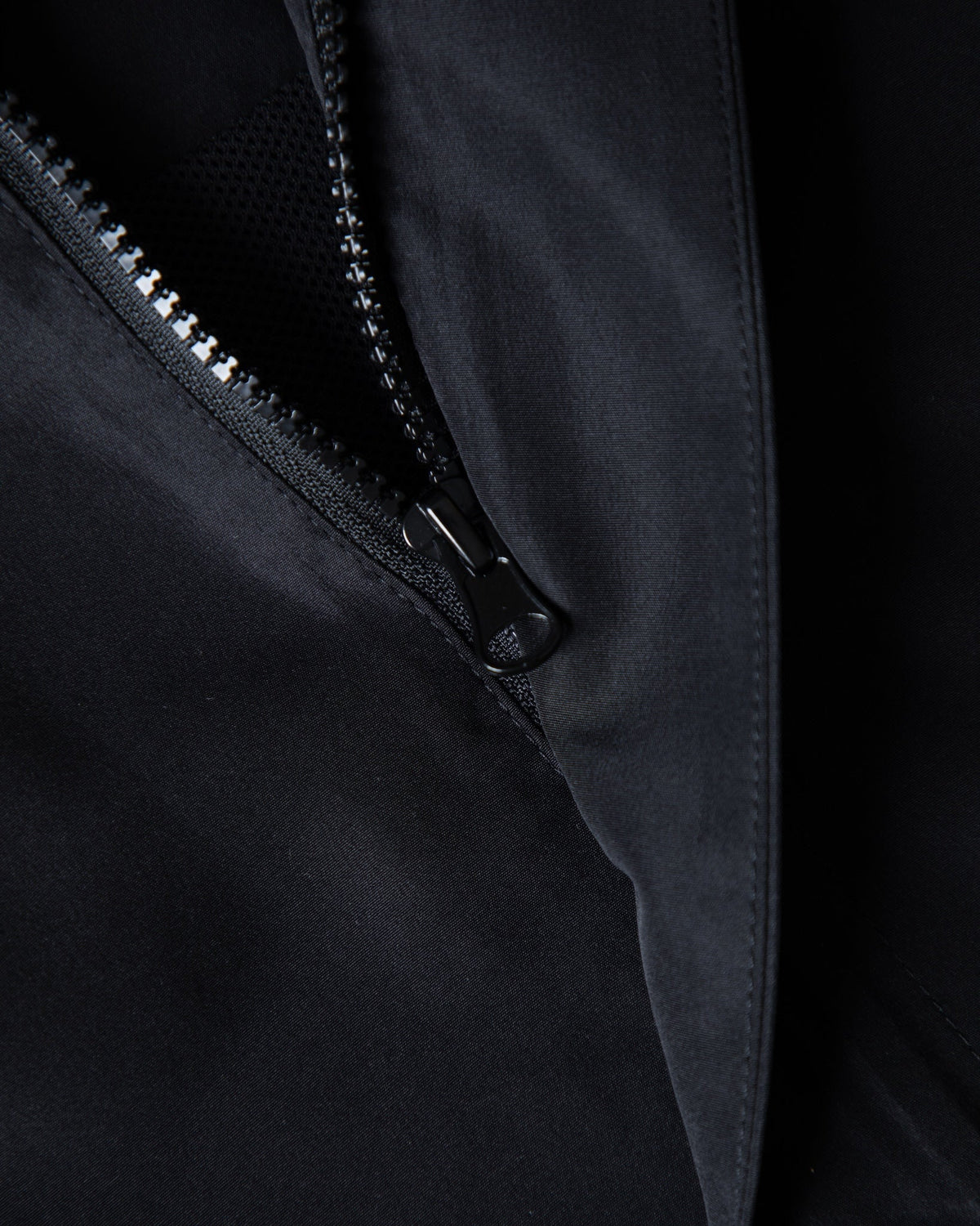 Alan Walker Core LV1 Windbreaker zip detail, chunky black zipper opening to the breathable mesh lining
